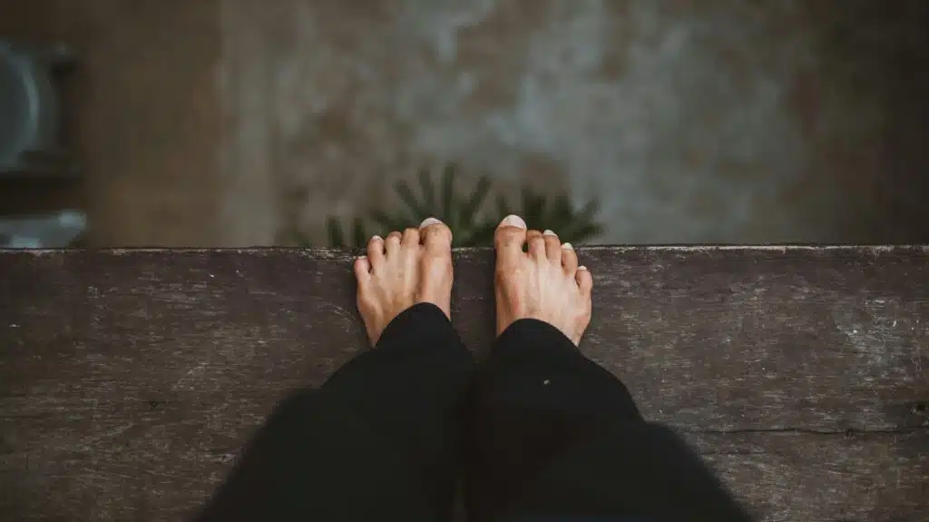 pies descalzos en casa grounding