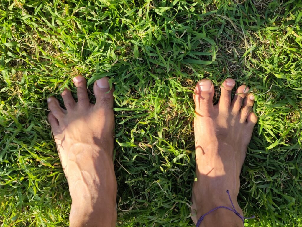 Pies descalzos practicando grounding en la naturaleza.