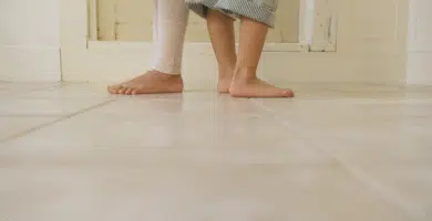 descalzo en casa