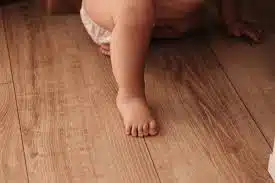 pie bebe descalzo grounding casa