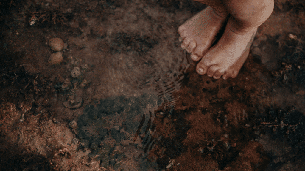 niño caminar descalzo naturaleza