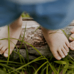 niños descalzos haciendo grounding