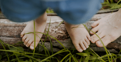 niños descalzos haciendo grounding