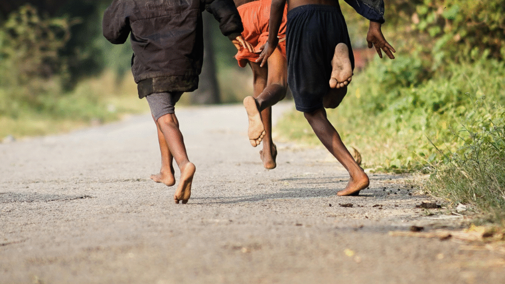 niños-jugando-descalzos