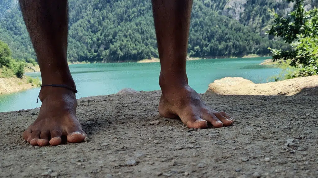 caminar descalzo en la naturaleza
