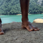 caminar descalzo en la naturaleza