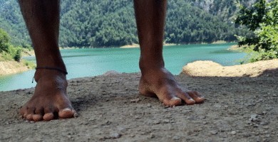 caminar descalzo en la naturaleza