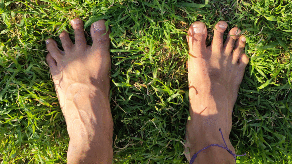 pies descalzos en césped