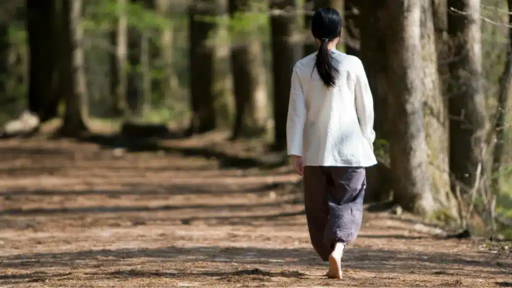 caminar descalzo en superficies naturales