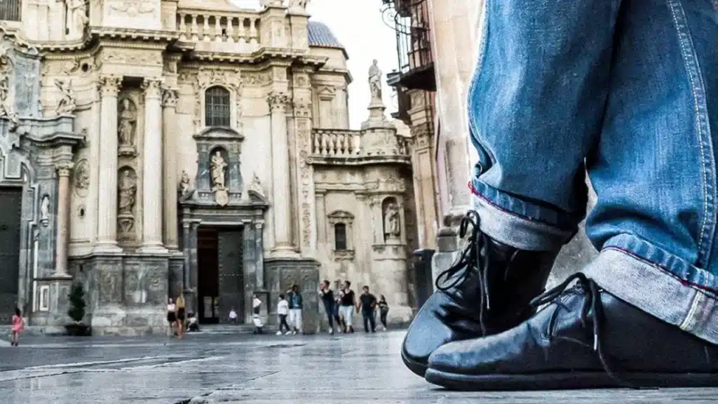 zapatos barefoot pies sucios hombre