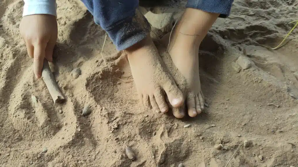 pies-niño-descalzo