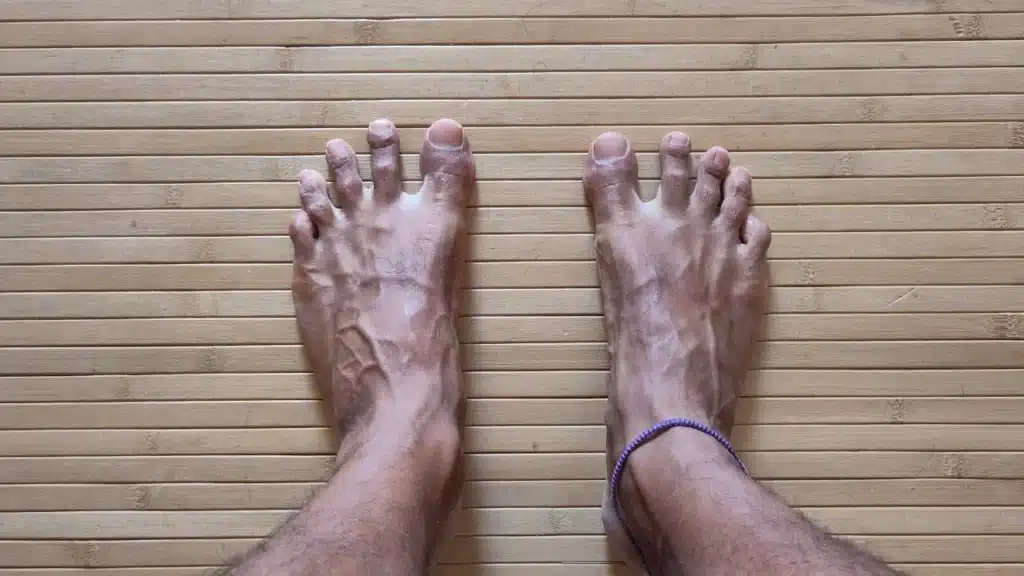 pies descalzos hombre en alfombra