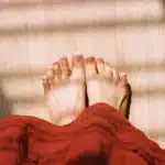 pies descalzos en casa