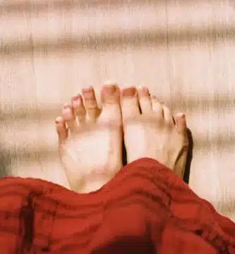 pies descalzos en casa