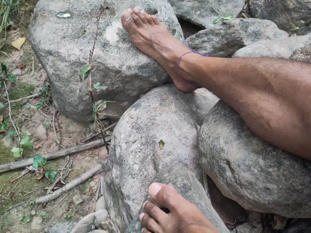 pies descalzos en piedras naturaleza
