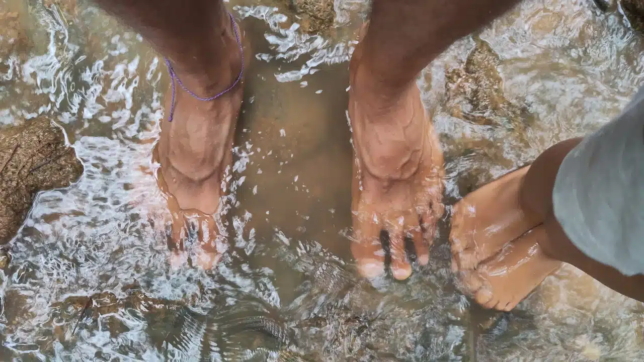 pies adulto niño agua verano