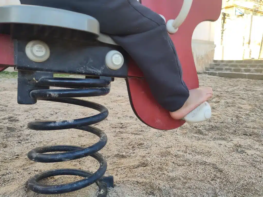 niño descalzo parque grounding barefoot