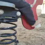 niño descalzo parque grounding barefoot