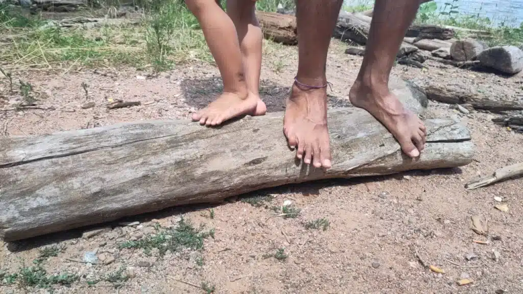 niño jugando descalzo naturaleza